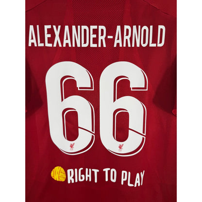 Détail de la typographie du flocage sur le numéro 66 de Trent Alexander-Arnold