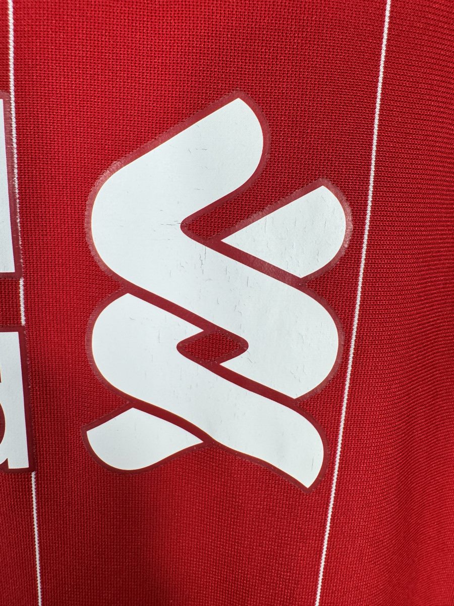 Défaut : micro usure sur le logo Standard Chartered, maillot Liverpool 2019-2020