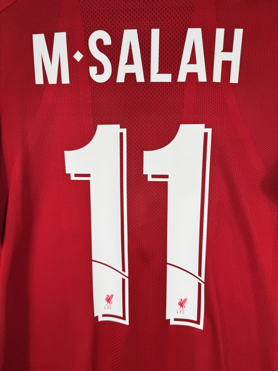 Détail flocage M. Salah 11 avec Liverbird dans les chiffres, maillot Liverpool 2019-2020