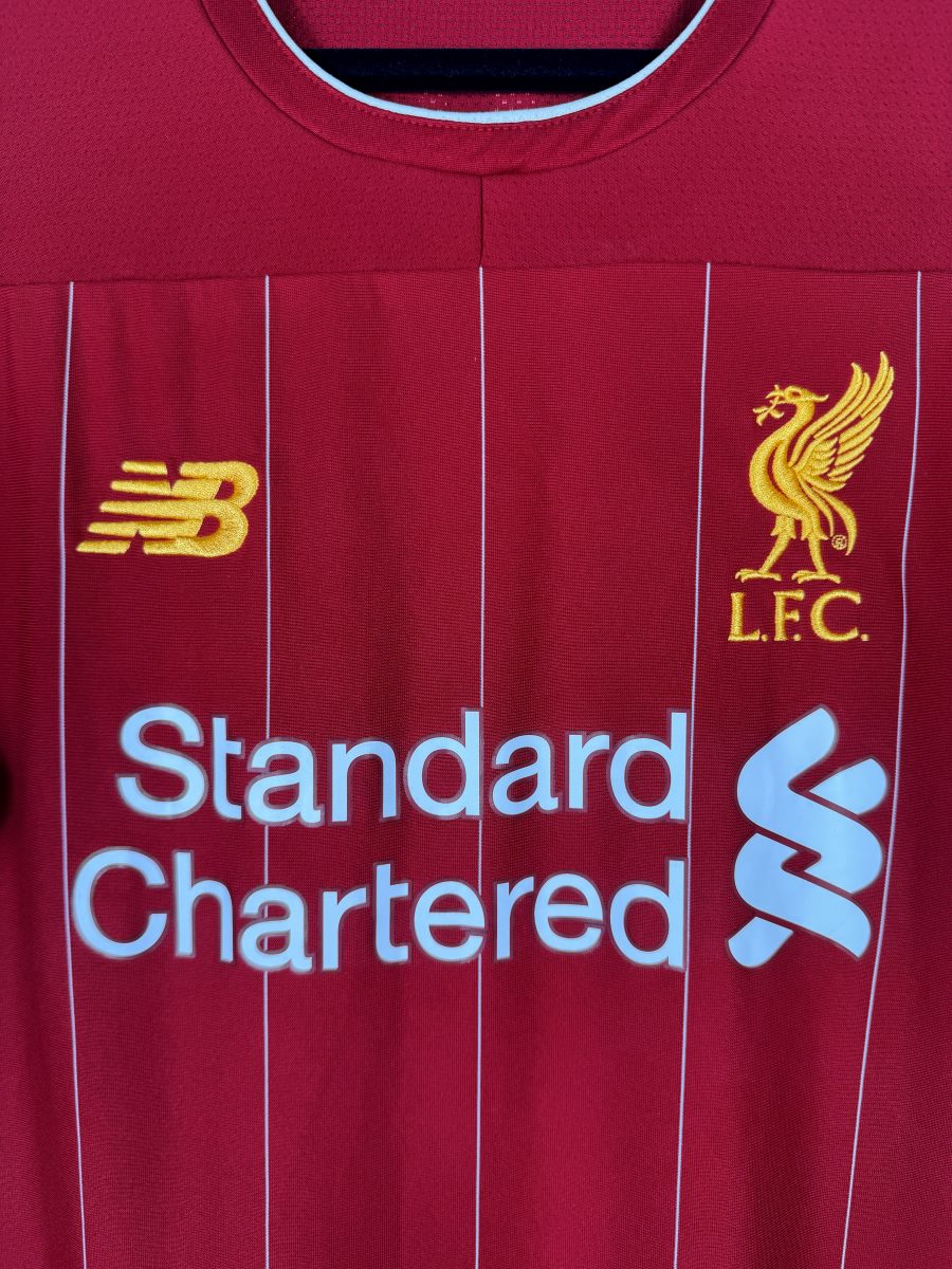 Détail du Liver Bird doré brodé et des fines rayures blanches du maillot Liverpool 2019-2020