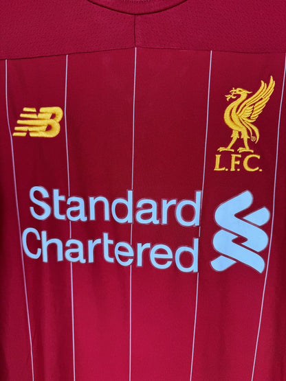 Écusson Liverbird brodé or, logo New Balance et sponsor Standard Chartered, maillot Liverpool 2019-2020