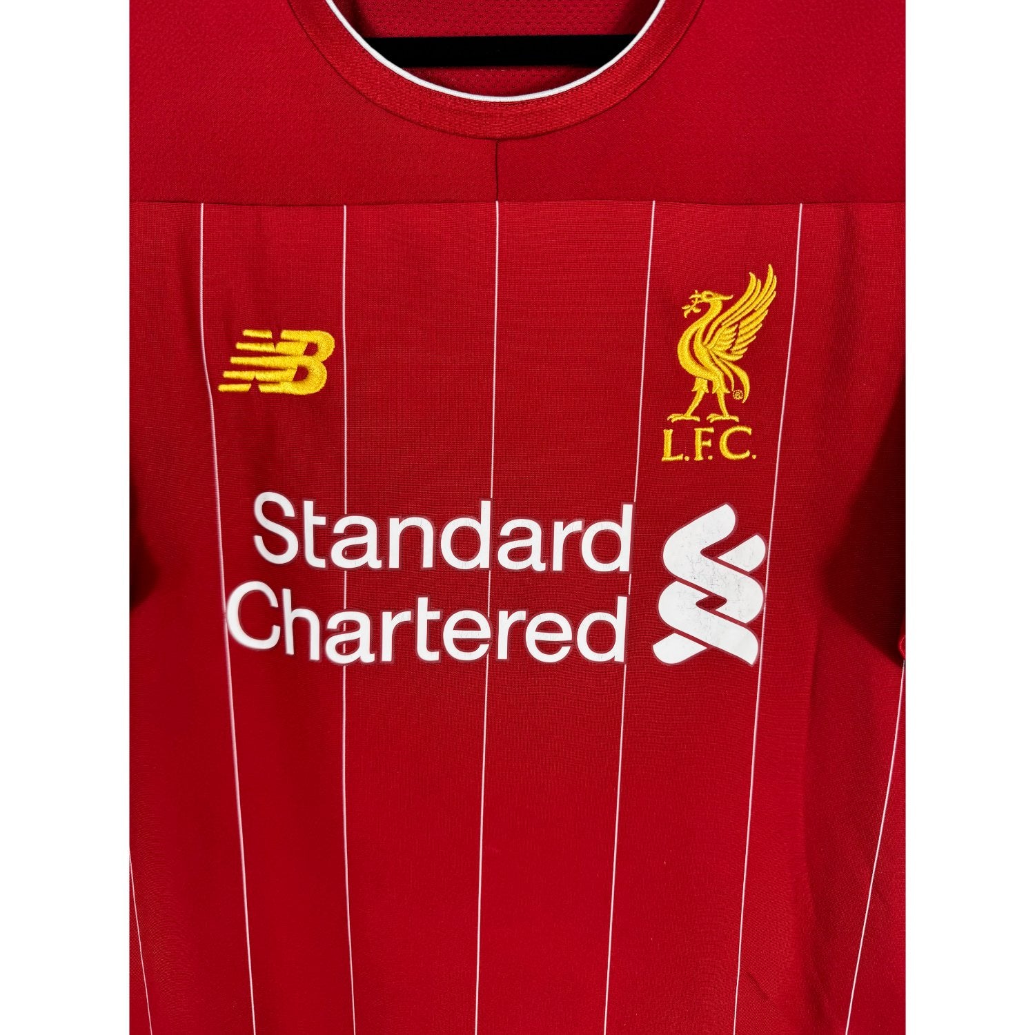 Détail de l'écusson de Liverpool et du logo New Balance