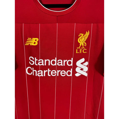 Détail de l'écusson de Liverpool et du logo New Balance