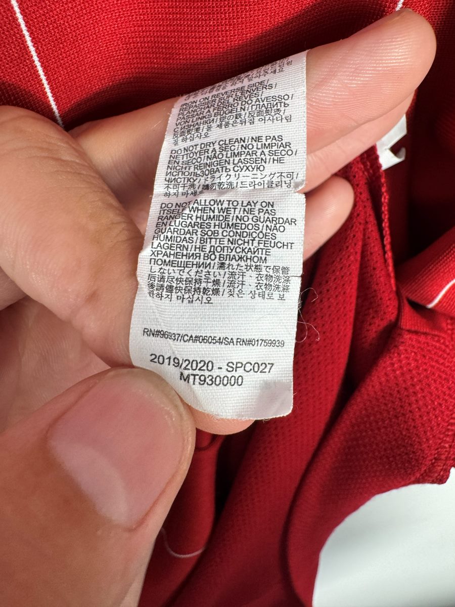 Étiquette intérieure New Balance d'origine mentionnant la saison 2019/2020, maillot Liverpool