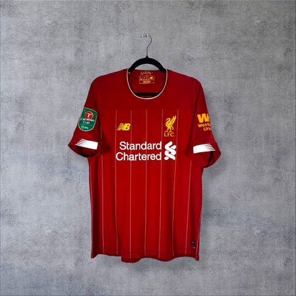 Face du maillot Liverpool 2019-2020 domicile New Balance avec Standard Chartered, Western Union et patch Carabao Cup