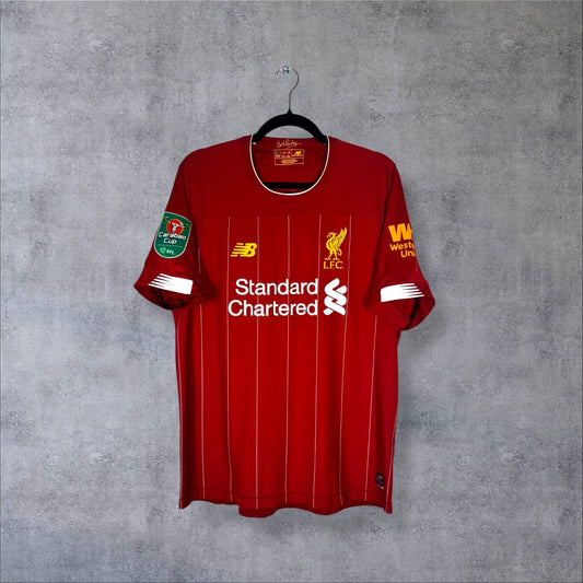 Face du maillot Liverpool 2019-2020 domicile New Balance avec Standard Chartered, Western Union et patch Carabao Cup