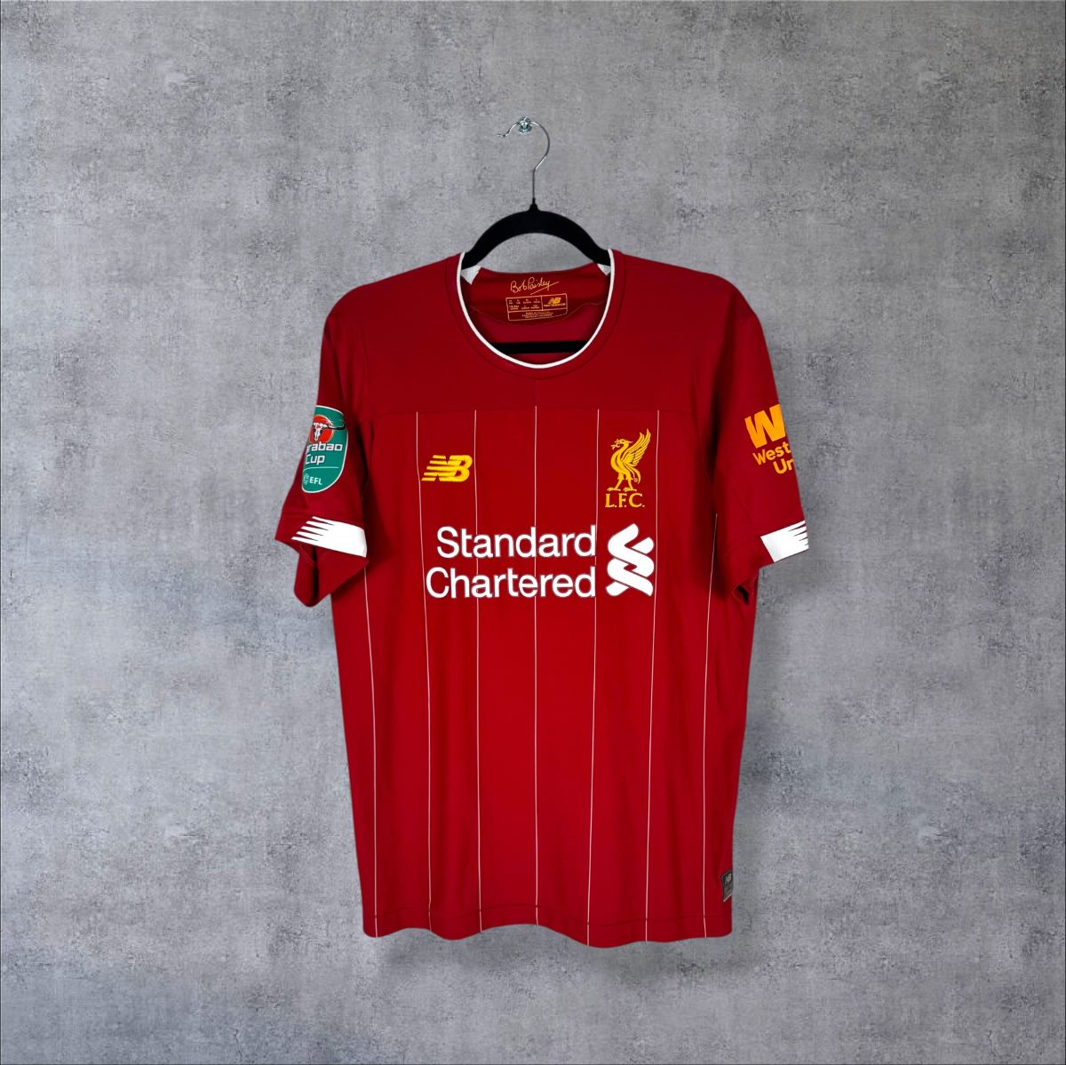 Maillot Liverpool domicile 2019-2020 New Balance de face, fines rayures, sponsor Standard Chartered