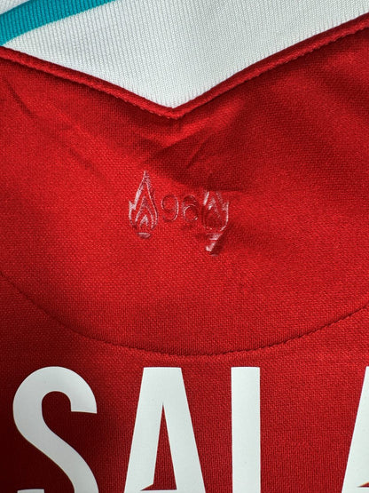 Emblème mémorial Hillsborough 96 légèrement estompé sous le col du maillot Liverpool 2020-2021