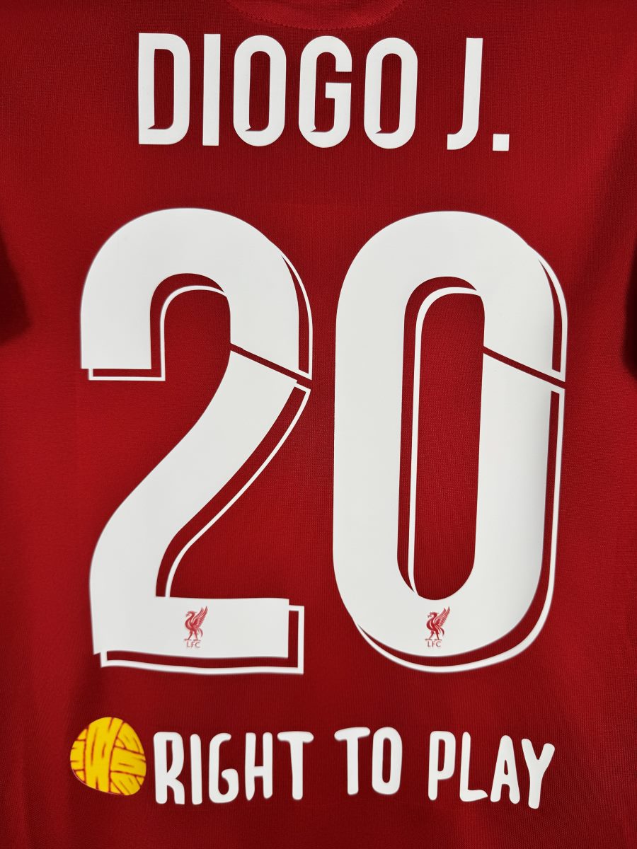 Détail du flocage Diogo J. N°20 et du sponsor dorsal Right To Play sur le maillot Liverpool 2020-2021