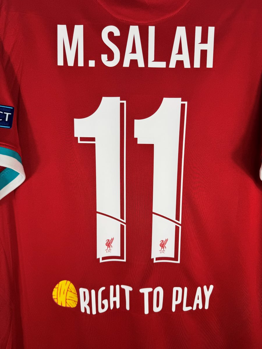 Détail du flocage M.Salah N°11 et du sponsor dorsal Right To Play sur le maillot Liverpool 2020-2021