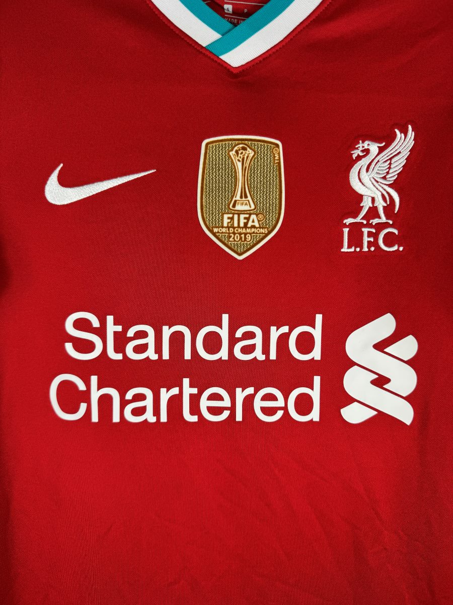 Patch doré FIFA World Champions 2019 et Liver Bird brodé sur le maillot Liverpool 2020-2021