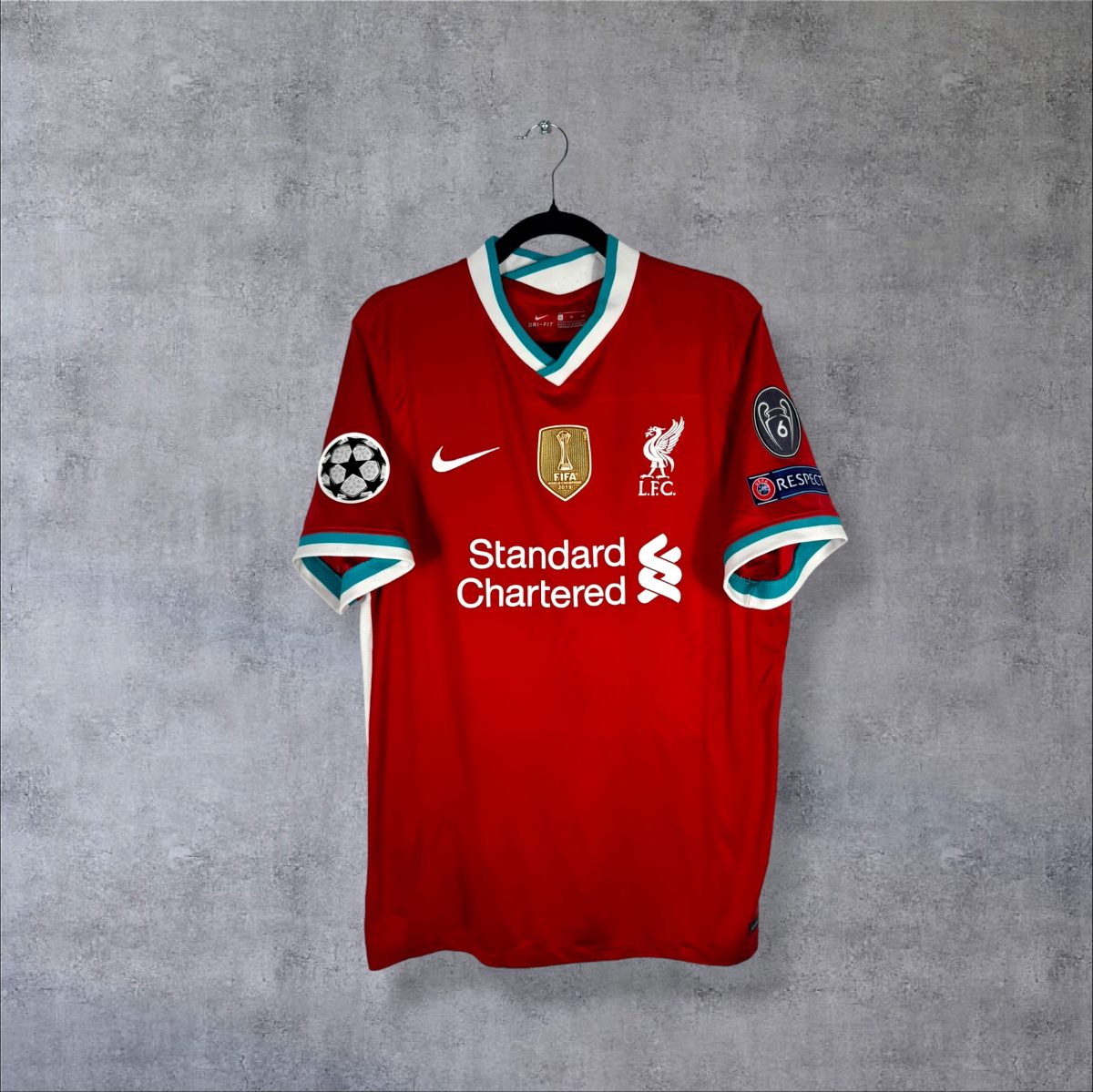 Face du maillot Liverpool 2020-2021 domicile Nike rouge sponsor Standard Chartered