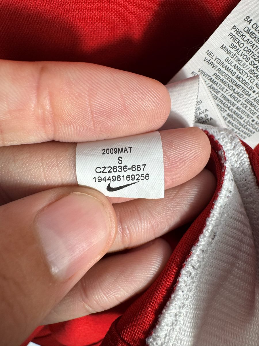 Étiquette Nike d'origine du maillot Liverpool 2020-2021 taille S, code produit CZ2636-687