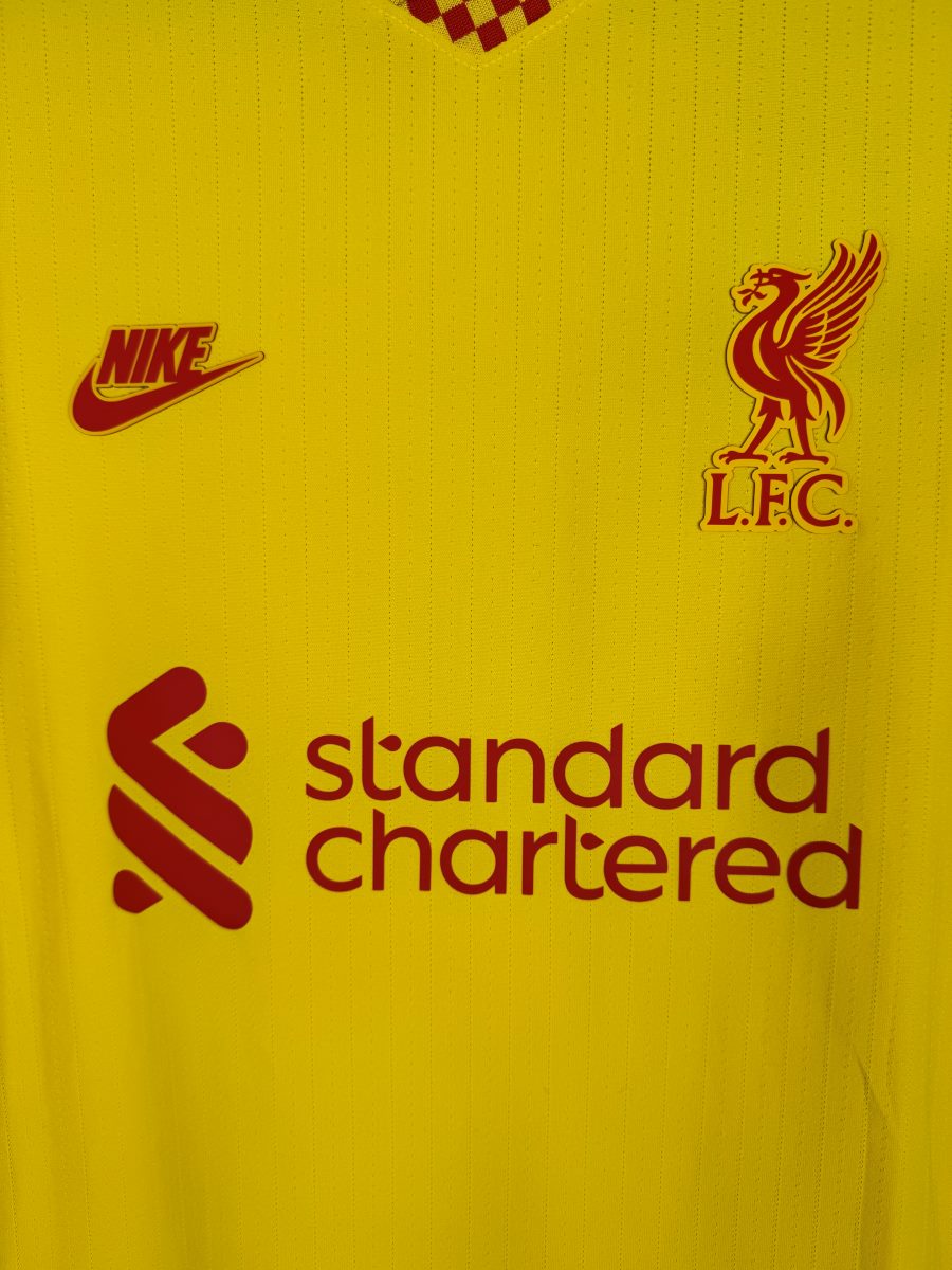 Écusson Liverbird LFC et sponsor Standard Chartered, maillot Liverpool third 2021-2022