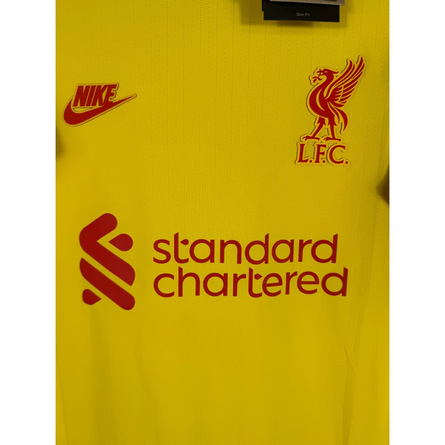 Détail de l'écusson de Liverpool et du logo Nike Vaporknit