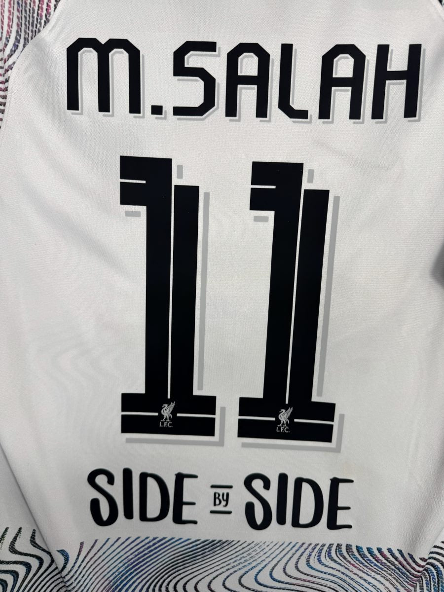 Détail du flocage noir M.Salah 11 avec Liver Bird dans les chiffres, maillot Liverpool 2022-2023