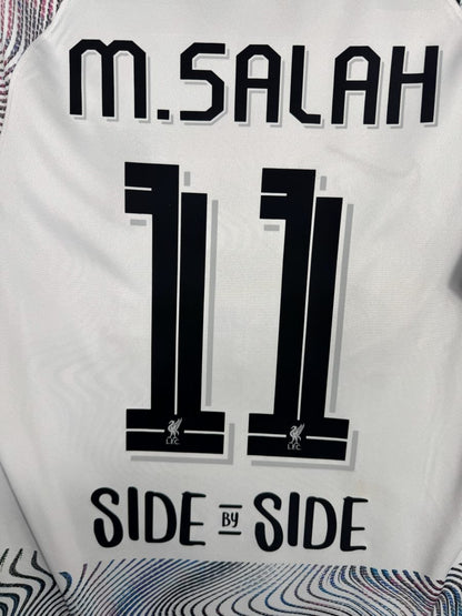 Détail du flocage noir M.Salah 11 avec Liver Bird dans les chiffres, maillot Liverpool 2022-2023