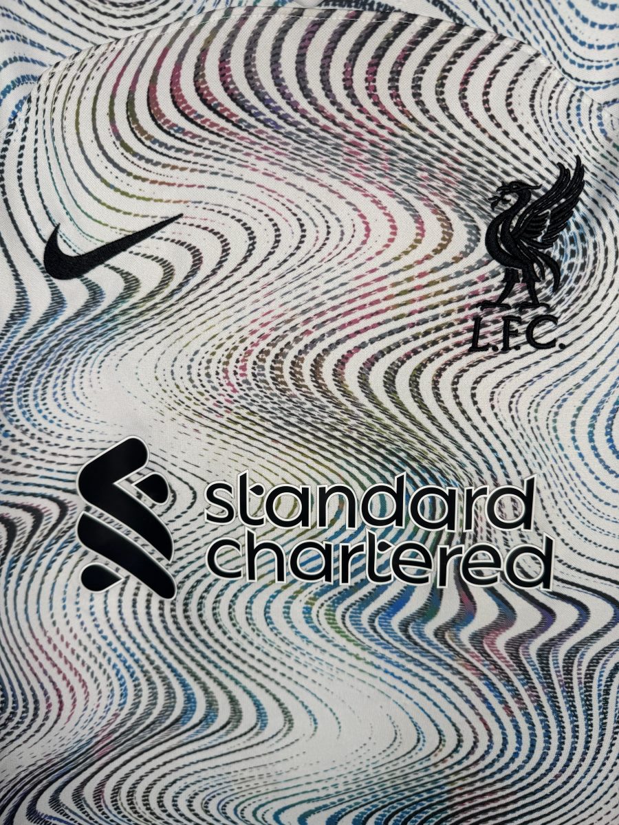 Écusson Liver Bird LFC noir, virgule Nike et sponsor Standard Chartered, maillot Liverpool extérieur 2022-2023