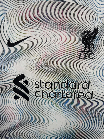 Écusson Liver Bird LFC noir, virgule Nike et sponsor Standard Chartered, maillot Liverpool extérieur 2022-2023