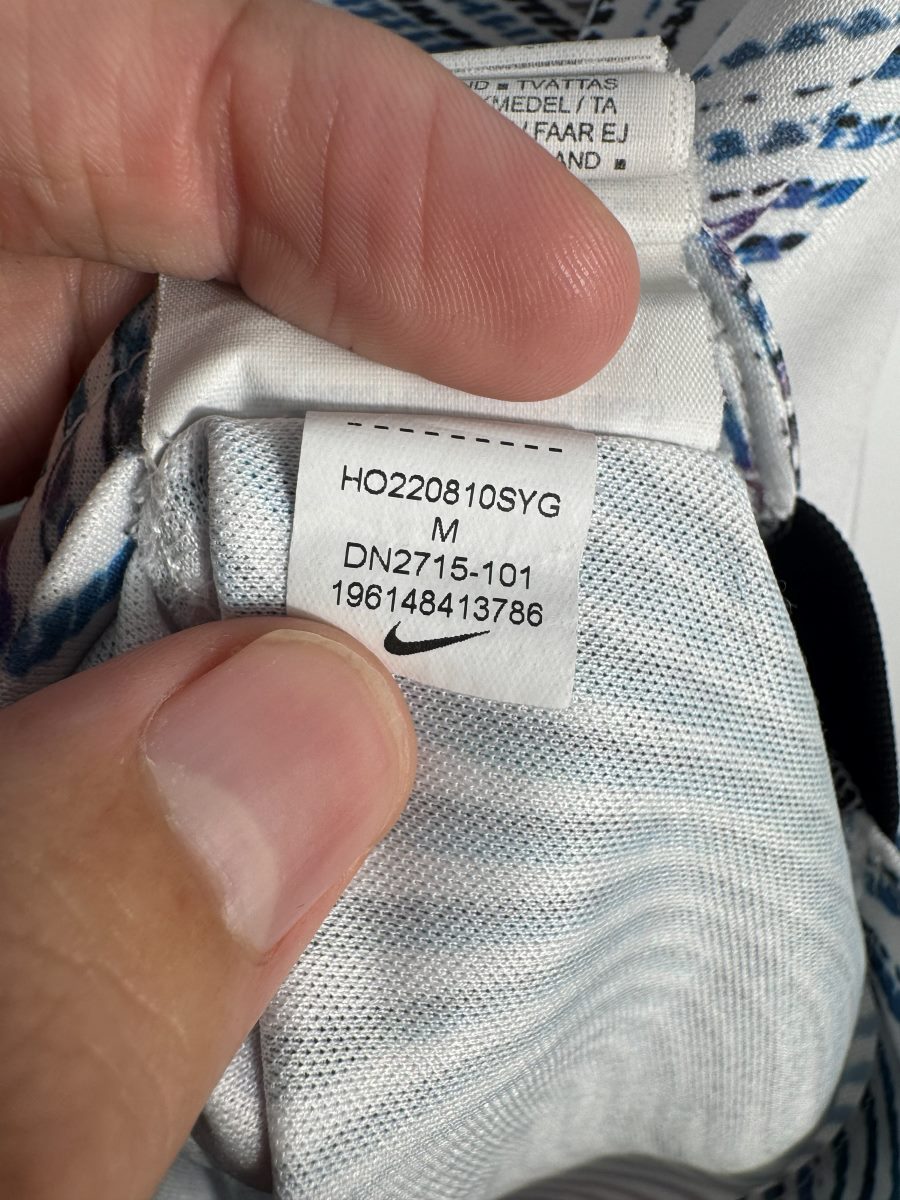 Étiquette intérieure Nike code DN2715-101 taille M, maillot Liverpool extérieur 2022-2023