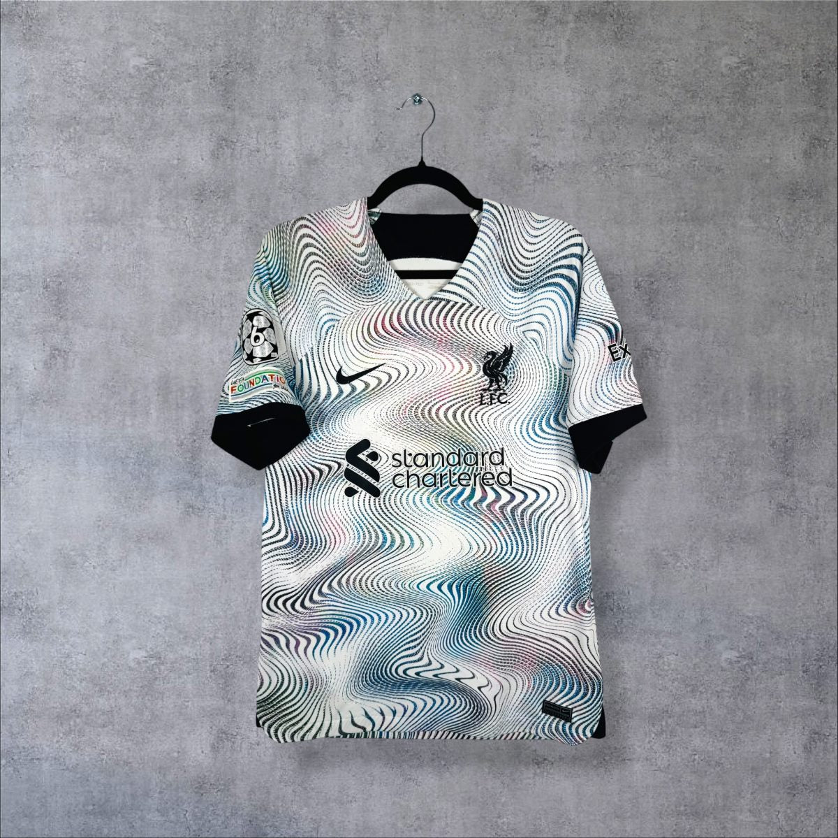 Maillot Liverpool 2022-2023 extérieur de face, motif d'ondes multicolores, col en V noir, sponsor Standard Chartered