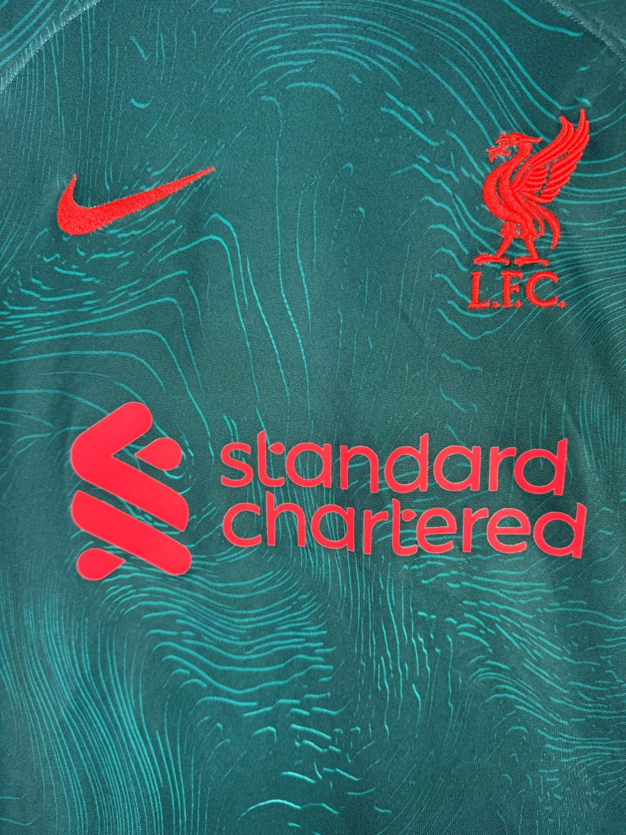 Détail écusson Liverpool FC et sponsor Standard Chartered, maillot Third 2022-2023
