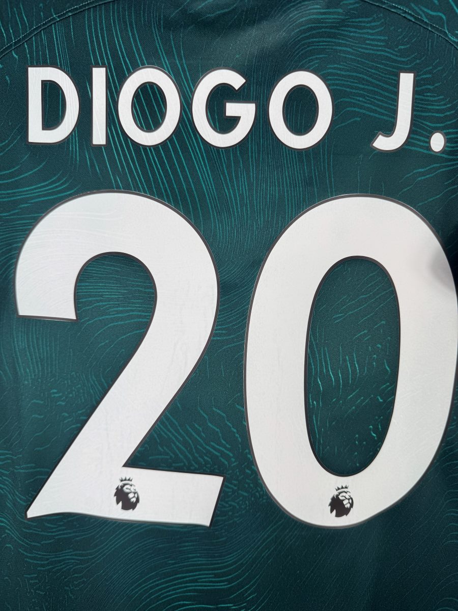 Détail flocage Diogo Jota N°20 sur maillot Liverpool Third 2022-2023