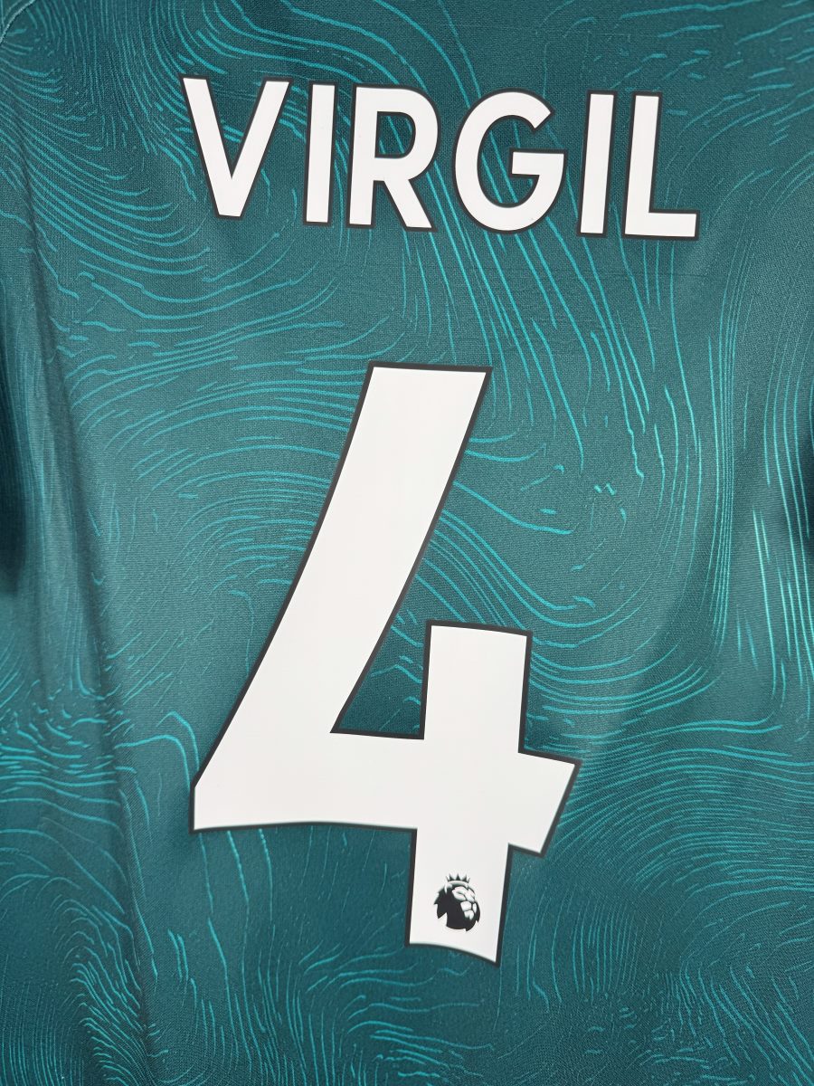 Détail flocage Virgil 4 avec logo Premier League, maillot Liverpool third 2022-2023