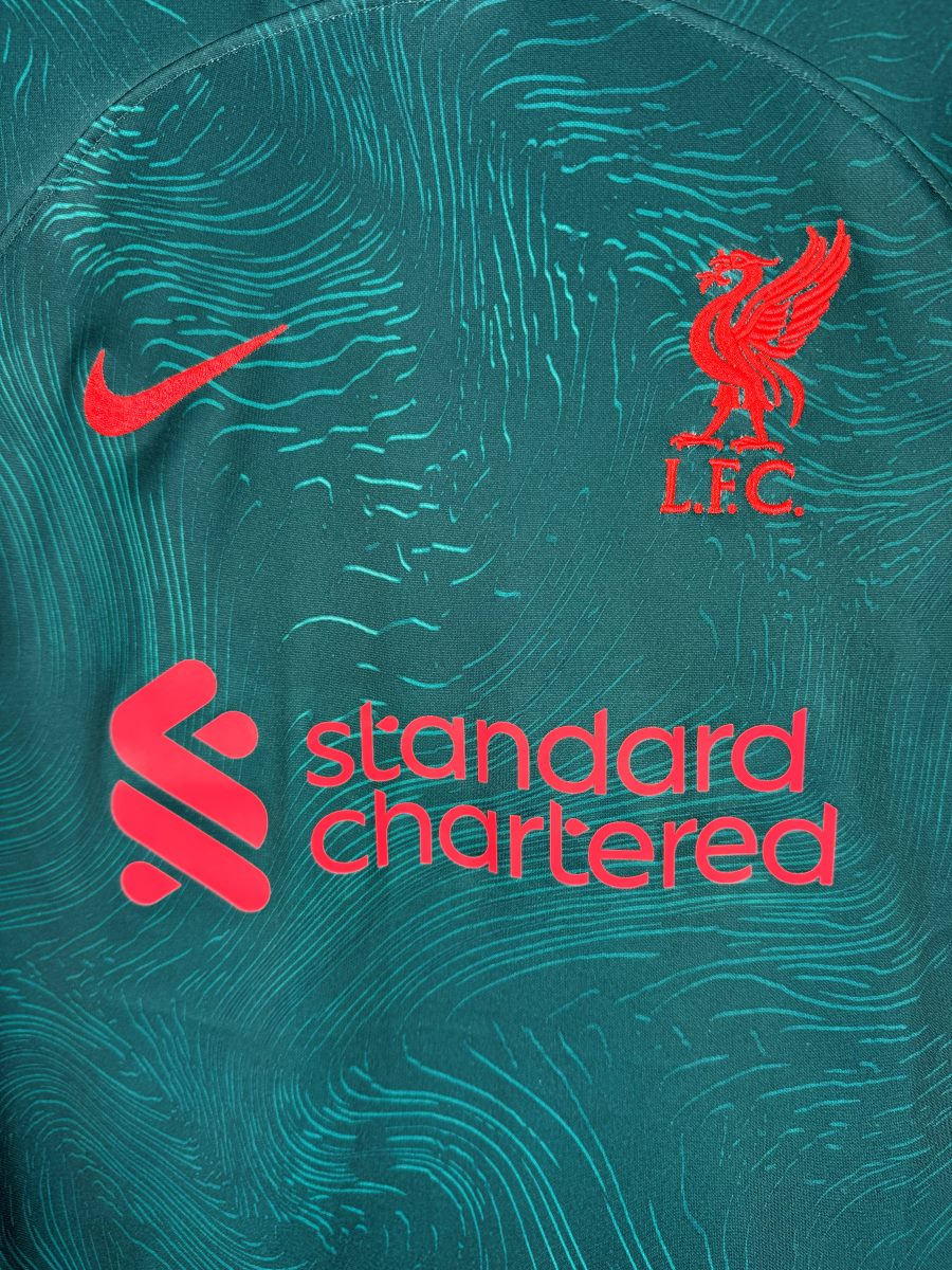 Liver bird brodé rouge, Swoosh et sponsor Standard Chartered, maillot Liverpool third 2022-2023
