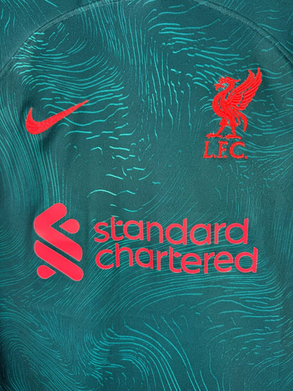 Liver bird brodé rouge, Swoosh et sponsor Standard Chartered, maillot Liverpool third 2022-2023