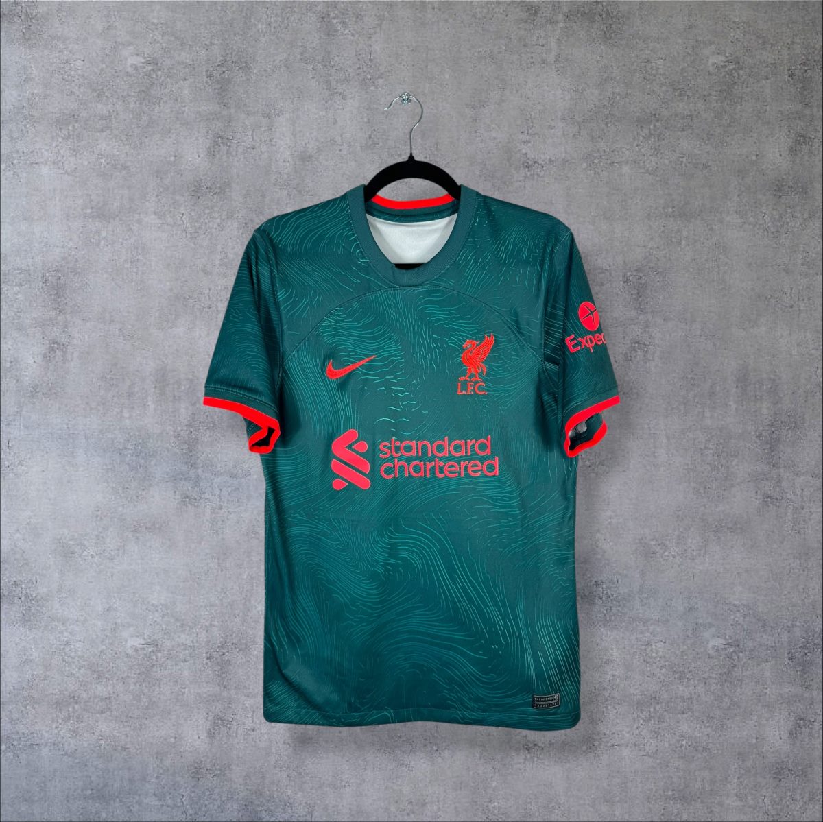 Maillot Liverpool third 2022-2023 Nike de face, sponsor Standard Chartered rouge