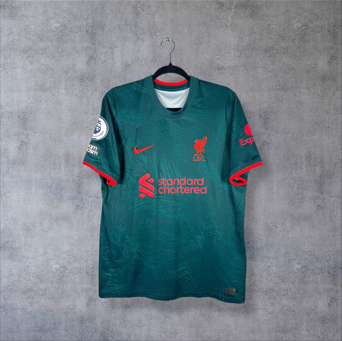 Maillot Liverpool third 2022-2023 Nike de face, sponsor Standard Chartered rouge