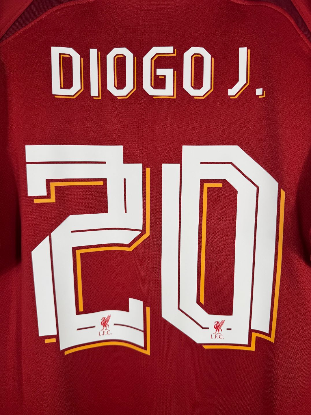 Détail de la typographie du flocage sur le numéro 20 de Diogo Jota