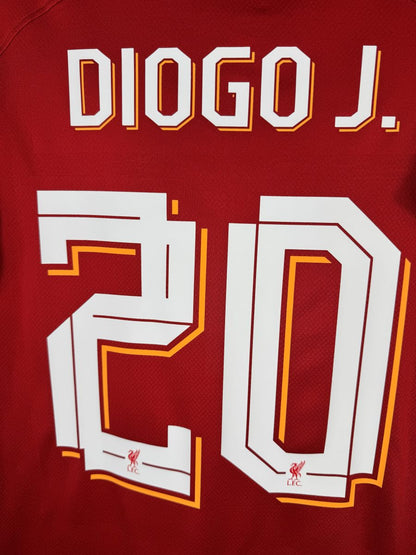 Détail du flocage Diogo J. 20 blanc et orange avec mini Liverbird, maillot domicile Liverpool 2023-2024