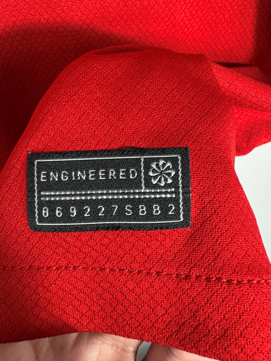 Étiquette Nike Engineered tissée au bas du maillot domicile Liverpool 2023-2024