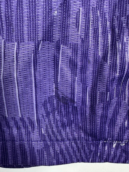 Micro trait noir sur le bas arrière du maillot Liverpool 2023-2024 third, seul défaut relevé