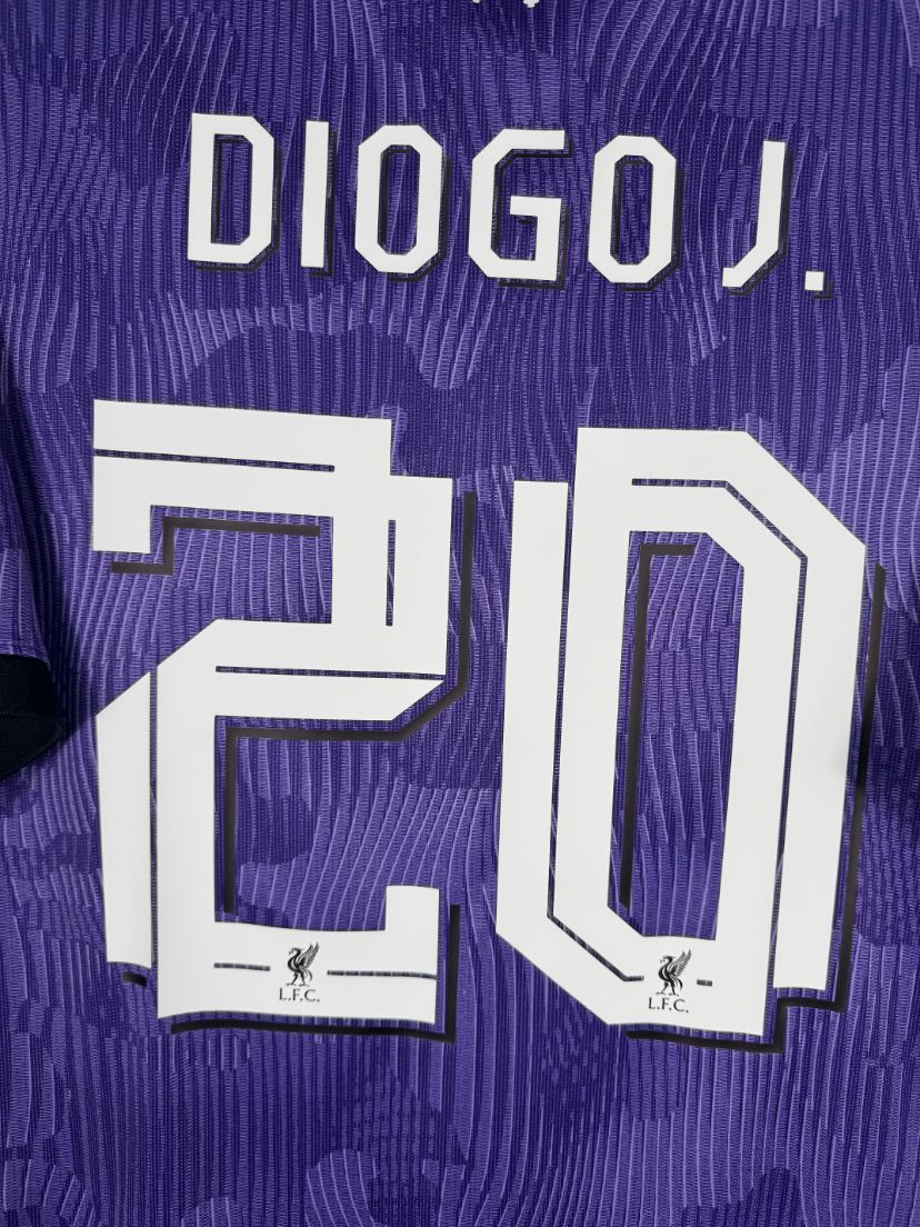Détail de la typographie du flocage sur le numéro 20 de Diogo Jota