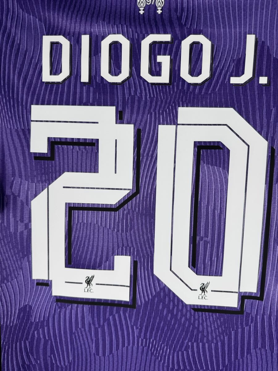 Détail du flocage européen Diogo J. 20 avec liverbirds et mémorial 97 sur le maillot Liverpool 2023-2024