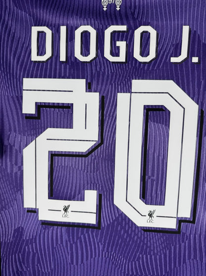Détail du flocage européen Diogo J. 20 avec liverbirds et mémorial 97 sur le maillot Liverpool 2023-2024