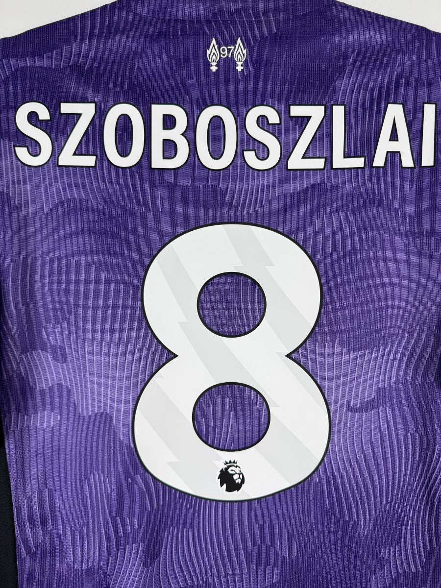 Détail du flocage Szoboszlai 8 Premier League et du mémorial 97 sur le maillot Liverpool 2023-2024