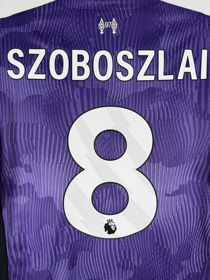 Détail du flocage Szoboszlai 8 Premier League et du mémorial 97 sur le maillot Liverpool 2023-2024