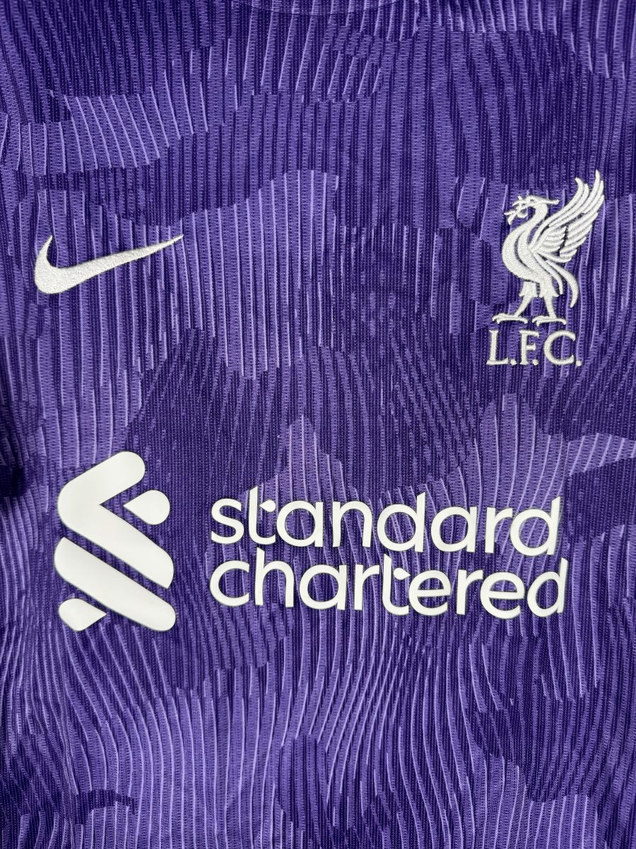 Écusson brodé Liverbird L.F.C. et swoosh Nike sur le maillot Liverpool 2023-2024 third