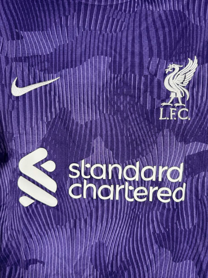 Écusson brodé Liverbird L.F.C. et swoosh Nike sur le maillot Liverpool 2023-2024 third