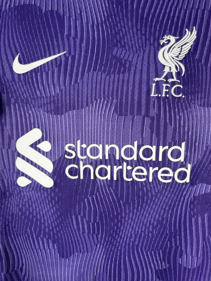Écusson brodé Liverbird L.F.C. et sponsor Standard Chartered sur le maillot Liverpool 2023-2024 third