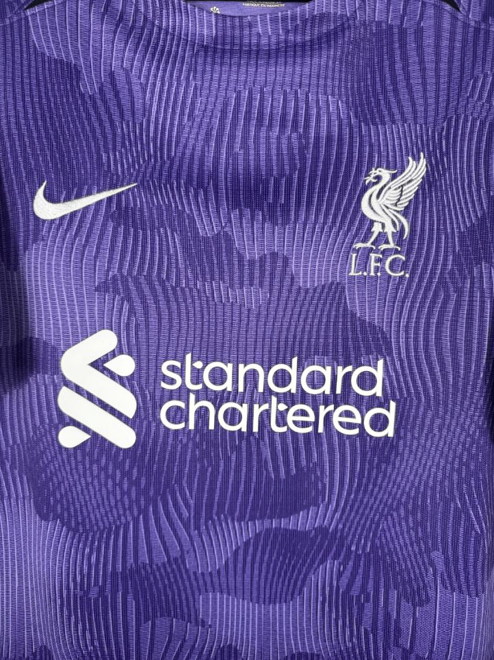 Détail de l'écusson de Liverpool et du logo Nike