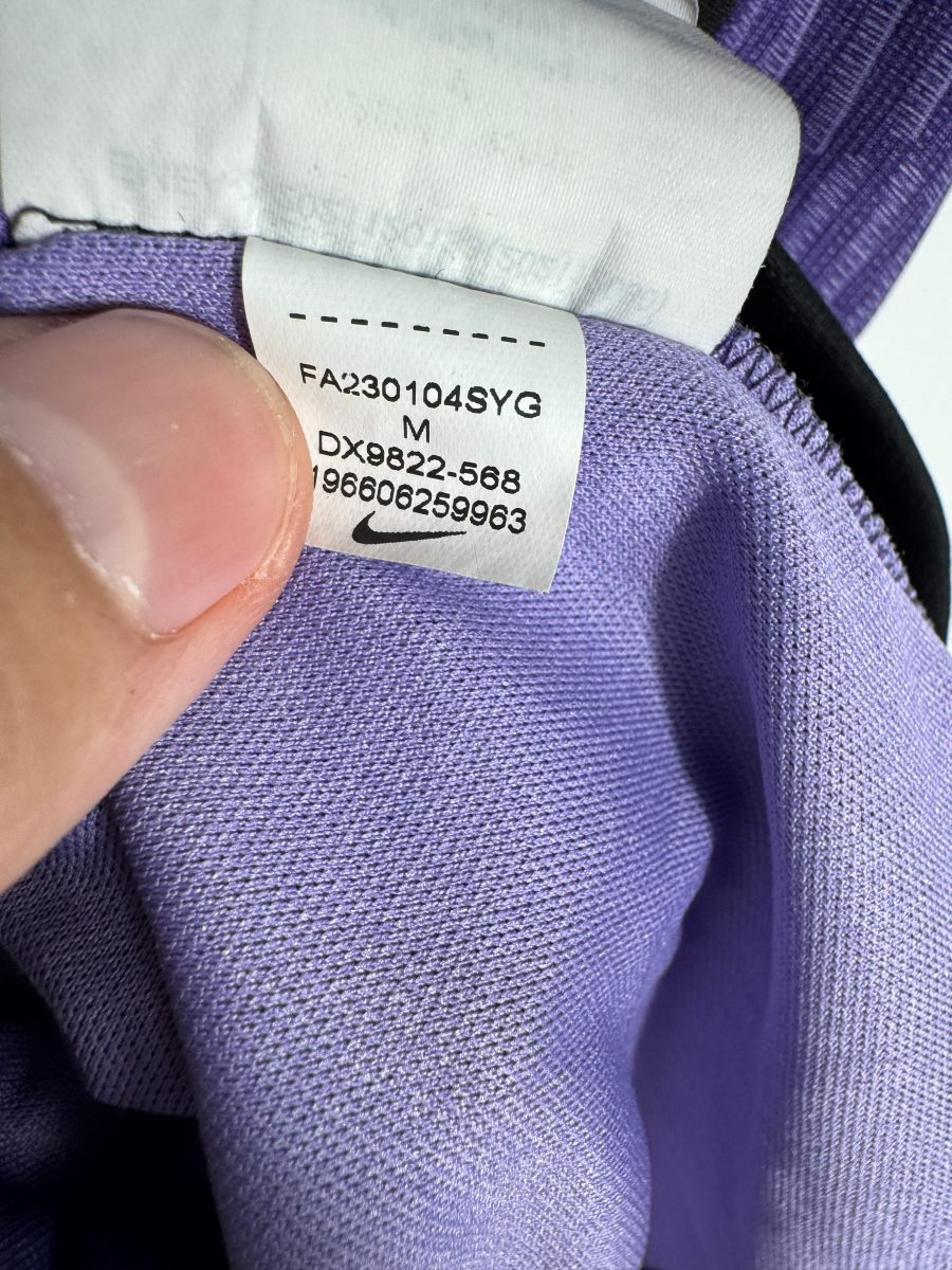 Étiquette Nike intérieure taille M avec le code produit DX9822-568 du maillot Liverpool 2023-2024