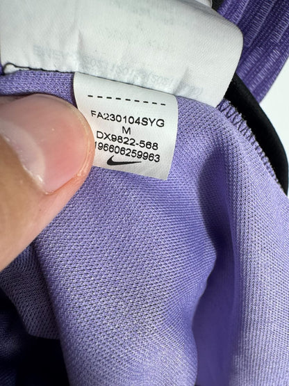 Étiquette Nike intérieure taille M avec le code produit DX9822-568 du maillot Liverpool 2023-2024