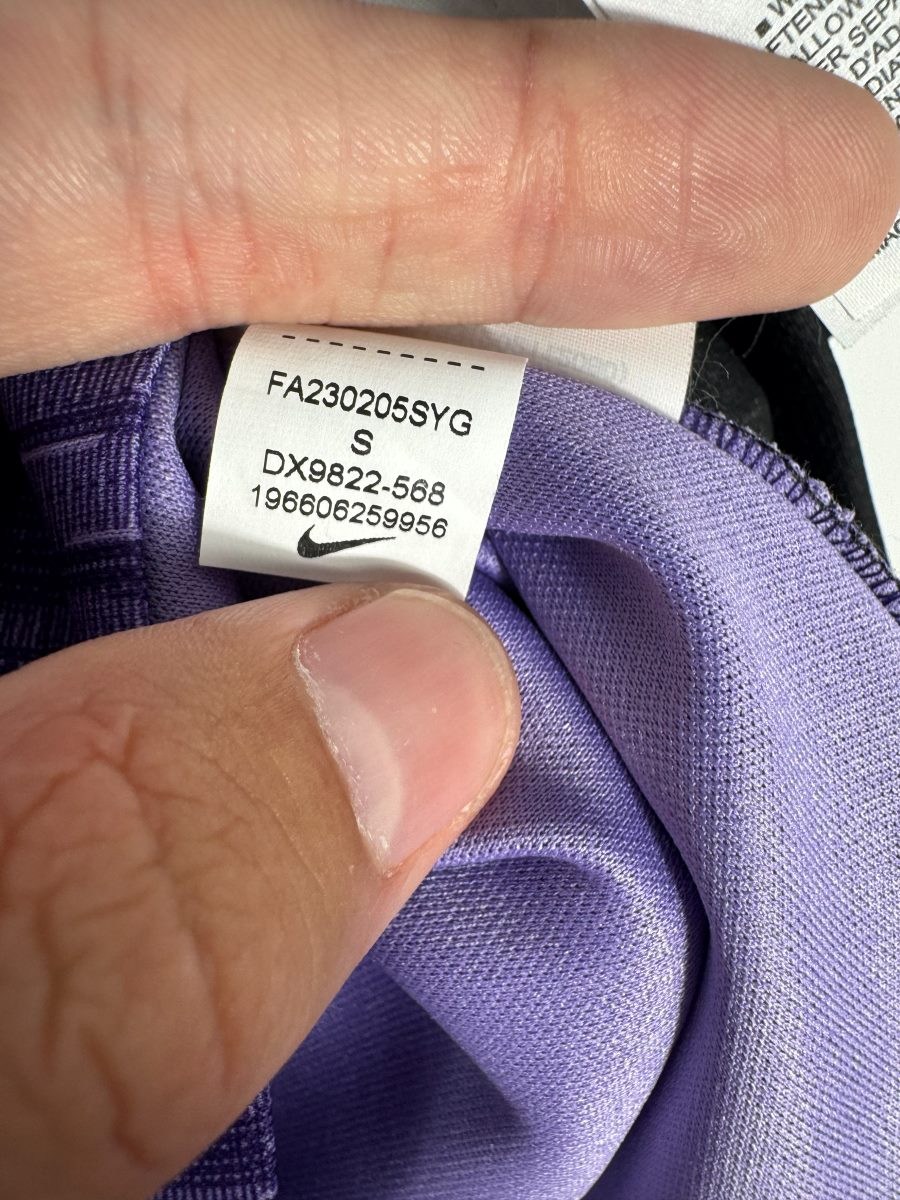 Étiquette Nike intérieure taille S avec le code produit DX9822-568 du maillot Liverpool 2023-2024