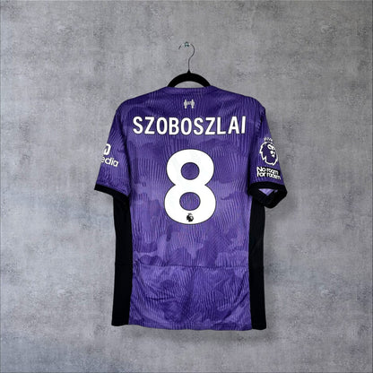 Dos du maillot Liverpool 2023-2024 third violet avec flocage Szoboszlai numéro 8 et patch Premier League