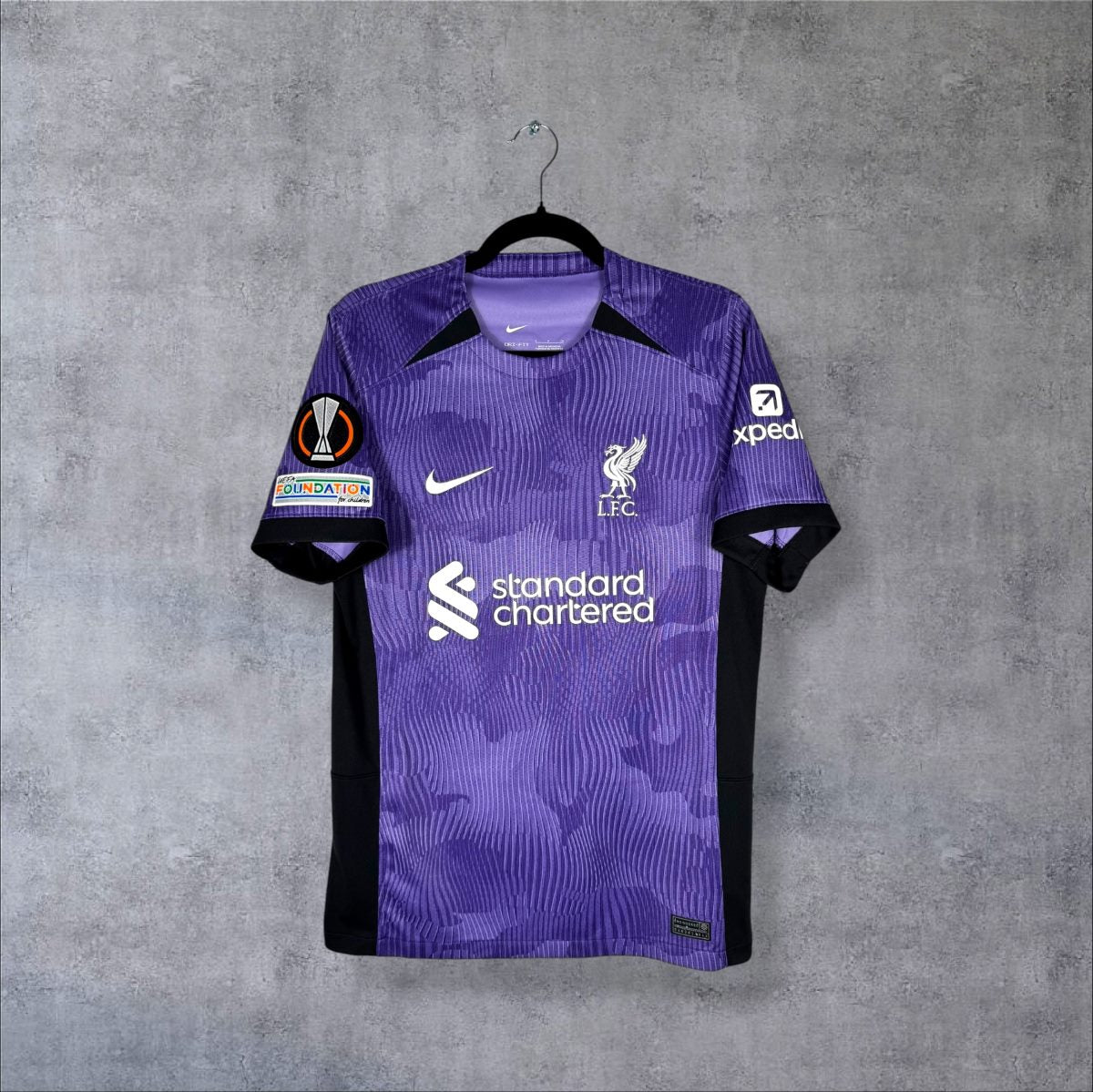 Face avant du maillot Liverpool 2023-2024 third violet Nike avec patch Europa League et UEFA Foundation